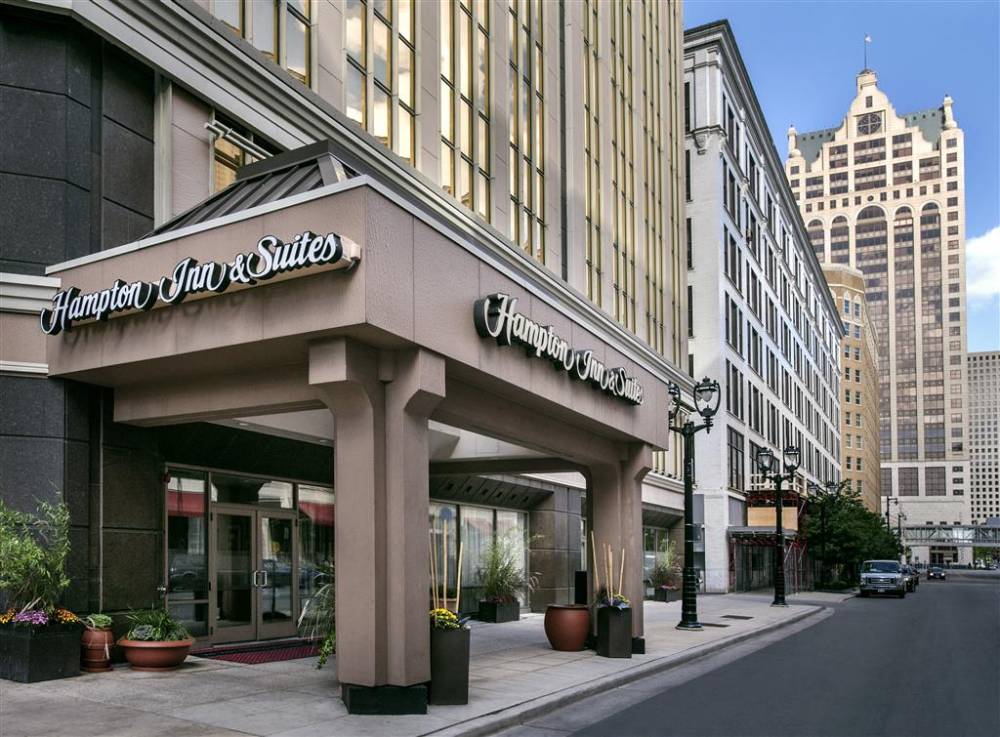 Hampton Inn And Suites Milwaukee Downtown