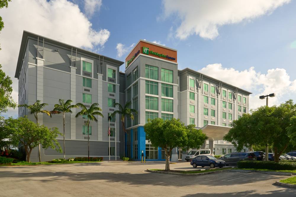 Holiday Inn Exp Airport Blue Lagoon Area