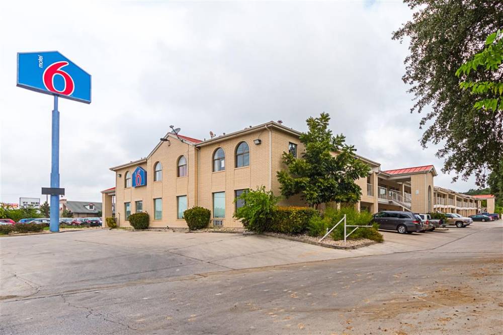 Motel 6 San Antonio Fiesta Trails