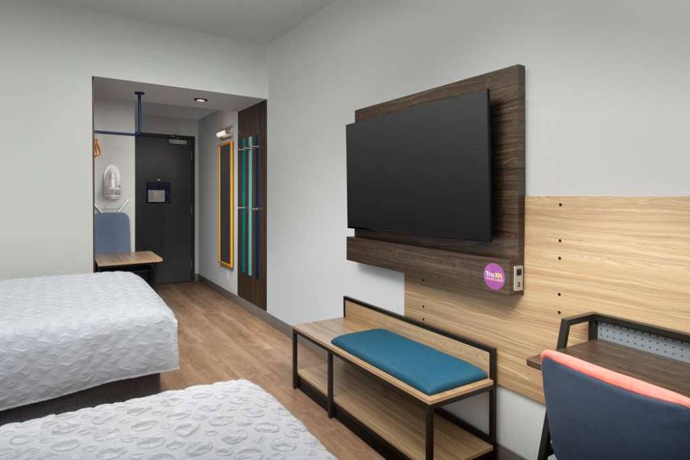 Tru By Hilton Miami West Brickell 8